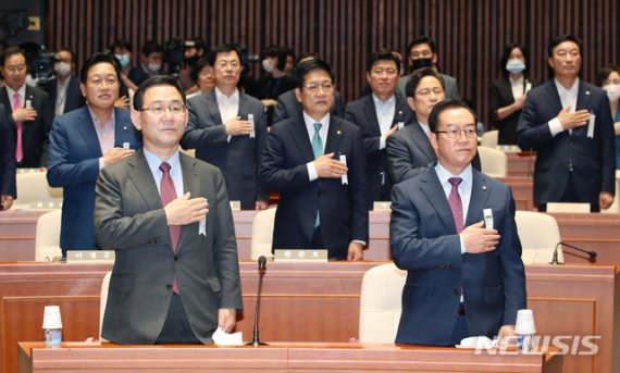 미래통합당 주호영 원내대표, 이종배 정책위의장을 비롯한 의원들이 8일 서울 여의도 국회에서 열린 의원총회에서 국민의례를 하고 있다.