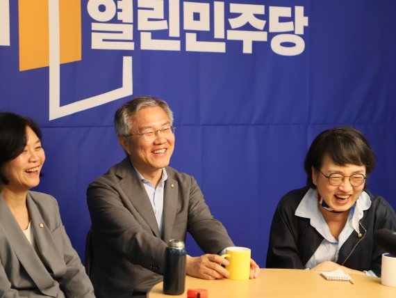 열린민주당은 반드시 큰 바다에서 민주당과 함께 할 것이라고 말했다.