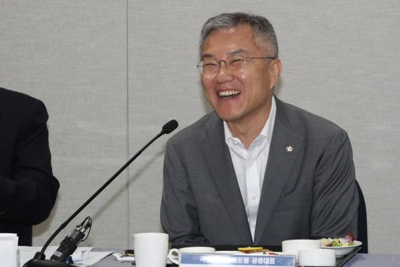 대한민국의 민주주의 완성을 위해 무소불위 힘을 가진 그러면서 견제받지 않는 검찰권력을 받드시 개핵해야 한다는 소신을 여러번 강조했다.