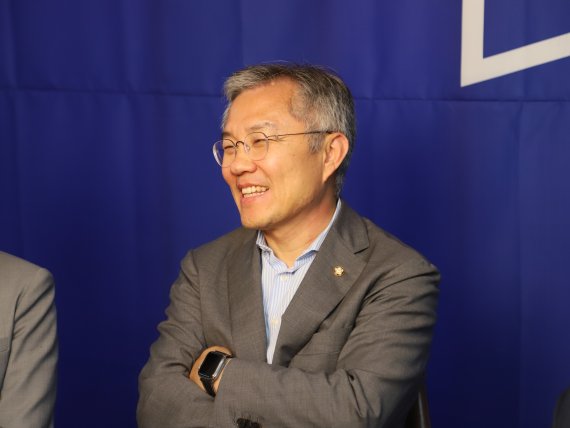 최강욱 열린민주당 대표는 신생 정당으로 아직 미숙하지만 상당히 체제를 정비했고, 반드시 큰 바다에서 민주당과 함께 할 것이라고 말했다. 이어 검찰 개혁은 국민이 요구하기 때문에 반드시 추진해야 한다는 입장이다.