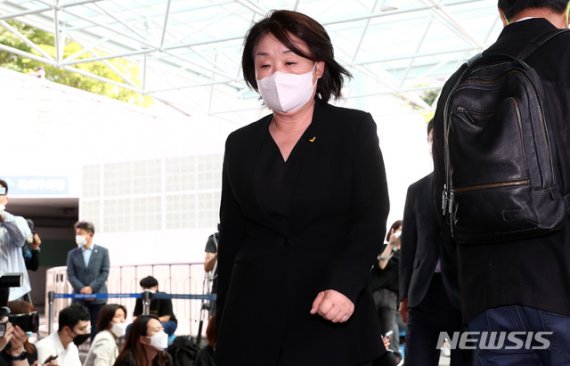 심상정 정의당 대표가 10일 오후 고 박원순 서울시장의 빈소가 차려진 서울 종로구 서울대병원 장례식장으로 들어가고 있다. 2020.07.10.