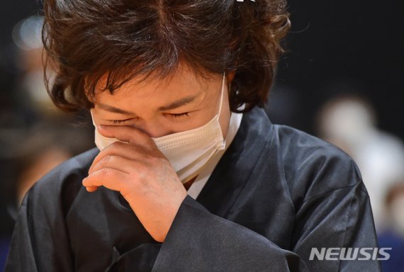 13일 서울 중구 서울시청에서 열린 고 박원순 서울특별시장 영결식에서 부인 강난희 여사가 슬픔에 잠겨 있다. 사진=뉴시스