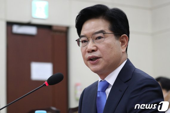 김창룡 경찰청장 후보자가 20일 오전 서울 여의도 국회 행정안전위원회 전체회의장에서 열린 인사청문회에 의원들과 질의응답을 하고 있다. /사진=뉴스1