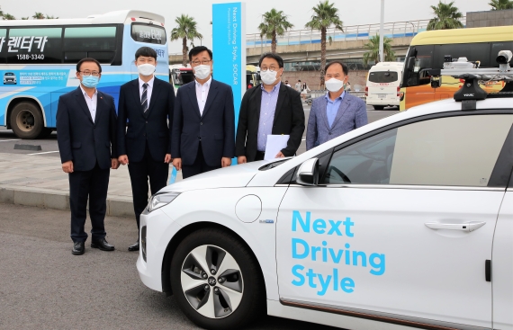 국토교통부와 제주도는 22일 제주국제공항 주차장에서 차세대 지능형 교통시스템(C-ITS)을 활용한 자율주행 시연 행사를 가졌다. [사진=제주도 제공]