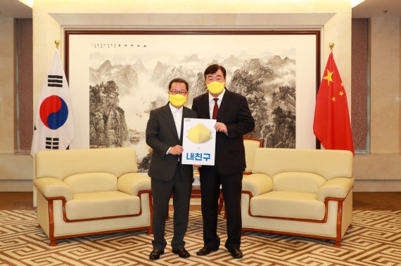 조광한 남양주시장(왼쪽)-싱 하이밍 중국대사 22일 '마스크는 내 친구' 챌린지 동참. 사진제공=남양주시