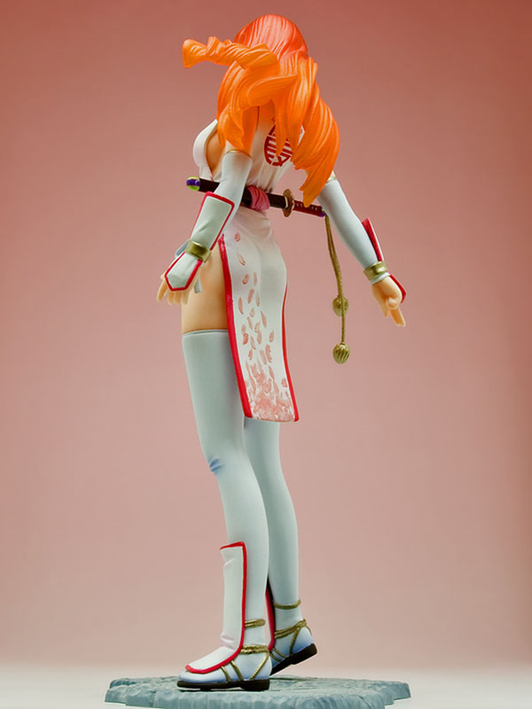 ▲ 옷에는 분홍빛 벚꽃이 그려져 있다. 푸른 복장과는 달리 따뜻한 느낌도 준다 (사진출처: 아미아미 홈페이지)