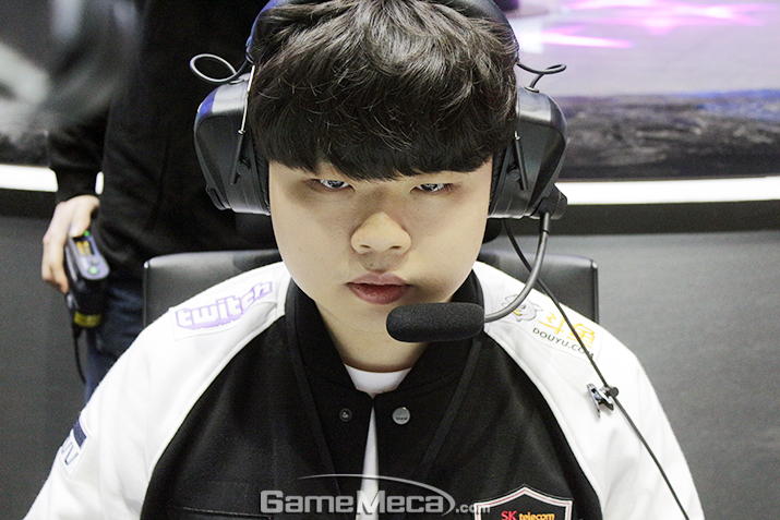 ▲ 과연 두 팀 중 어느 팀이 우승컵을 품에 안을 것인가? (사진: 게임메카 촬영)