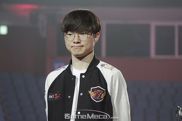 ▲ 무대 양쪽에는 두 팀의 로고가 있다 (사진: 게임메카 촬영)