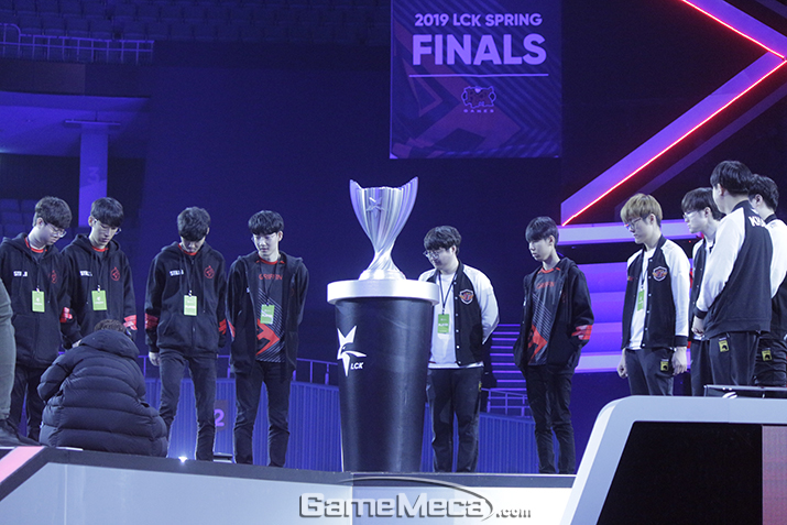 ▲ 경기 시작 전 리허설 중인 선수들 (사진: 게임메카 촬영)