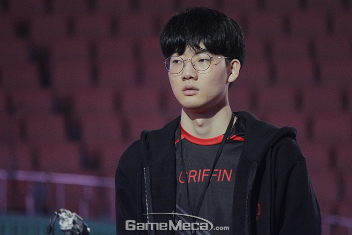 ▲ 차분히 경기를 준비 중인 그리핀 선수들 (사진: 게임메카 촬영)