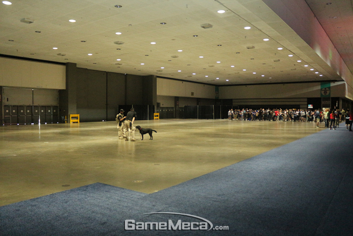 ▲ 웨스트 홀에 마련된 운동장(?), 게임 구경하다 몸이 찌뿌둥하면 여기서 맘껏 뛰어다니며 풀라고 놔둔 건가? (사진: 게임메카 촬영)