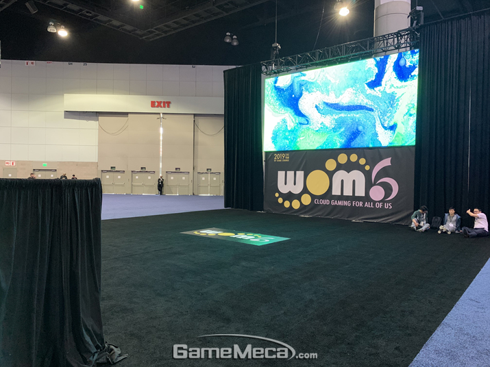 ▲ 뭔가 커다란 무대가 설치돼 있는데, 화면에도 아무것도 없고, 사람도 없고....? (사진: 게임메카 촬영)