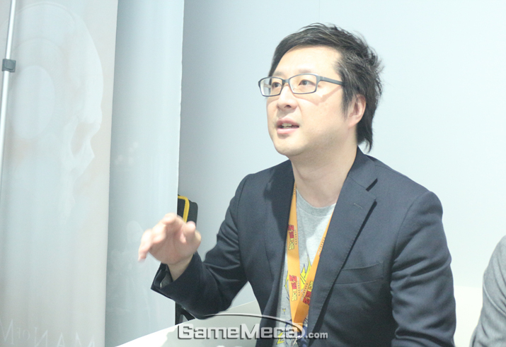 ▲ 공중을 날아다니며 코인(?)을 수집해 캐릭터 스킬과 능력치 등을 강화할 수 있다 (사진: 게임메카 촬영)