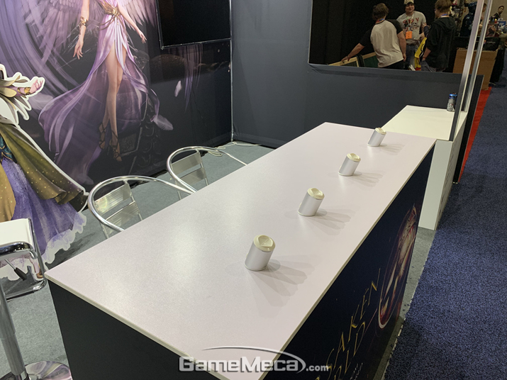 ▲ 아무것도 전시 안하고 빈 의자와 책상만 놔뒀다...... 로고 홍보하러 나온 건가....? (사진: 게임메카 촬영)