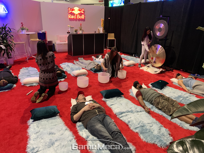 ▲ 사람들이 누워 있고, 옆에서는 싱잉볼을 울리고 있다... 여긴 도저히 뭐 하는 덴지 알 수가 없다...... (사진: 게임메카 촬영)