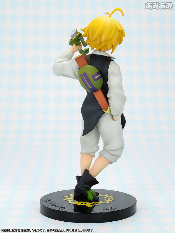 ▲ 후면은 작중의 검과 검집이 잘 구현돼 있다. 고가 피규어와는 다르게 세부 조형이 밋밋한 느낌이 드는 것은 어쩔 수 없다 (사진출처: 아미아미 홈페이지)