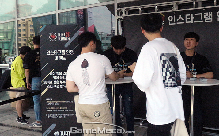 ▲ 경기장 근처에도 관람객을 위한 이벤트 공간이 운영되고 있었다 (사진: 게임메카 촬영)