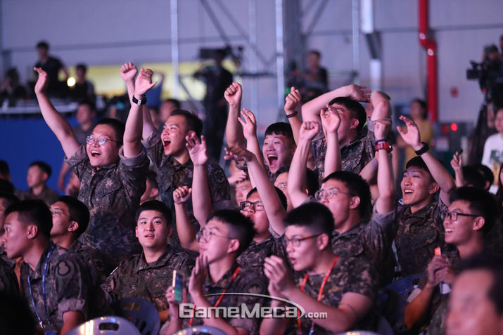 ▲ 경기에 집중하고 있는 한 장병 (사진제공: 한국e스포츠협회)