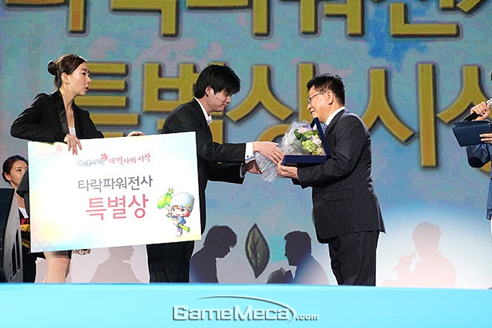 ▲ 2013년 '메이플스토리 10주년' 행사에 참석한 타락파워전사, 참고로 오른쪽 분이다 (사진: 게임메카 촬영)