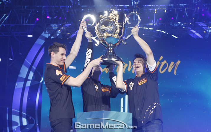 ▲ 올해는 한국팀이 우승컵을 들어올리며 더욱 대중적인 e스포츠로 거듭날 수 있길 기원한다 (사진: 게임메카 촬영)
