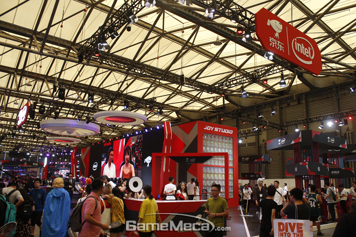 ▲ 사실 뻔한 '리그 오브 레전드' 시연보다는 이런 케이스 보는 재미가 더 쏠쏠하다(사진: 게임메카 촬영)