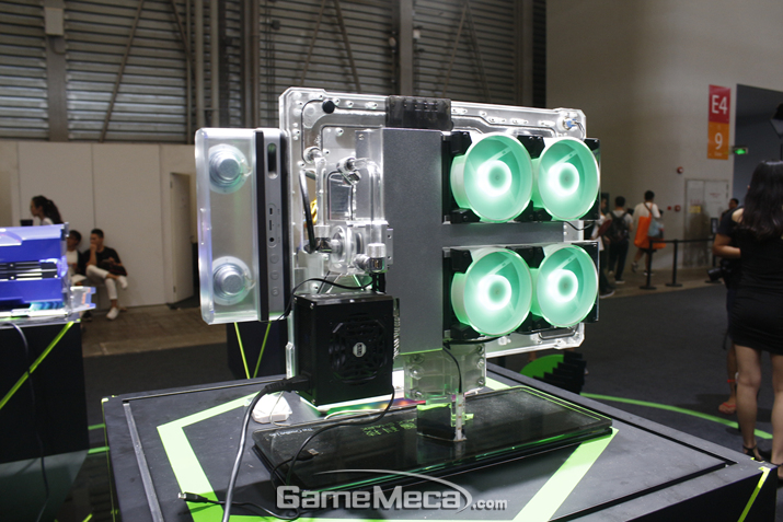 ▲ 다양한 모바일게임도 잔뜩 전시 중이다