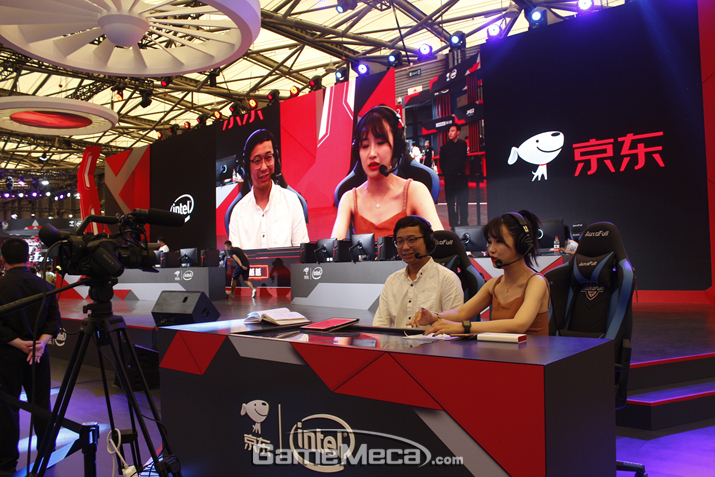 ▲ 이쪽은 거의 PC방 수준, 저들이 나름 한 팀이더라 (사진: 게임메카 촬영)