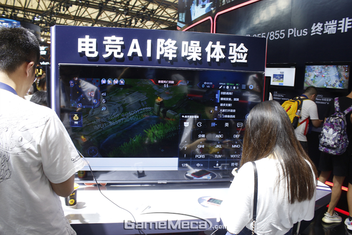 ▲ AI와 '왕자영요'로 대결하는 부스에서는 중계진까지 동원돼 해설을 맡았다 (사진: 게임메카 촬영)