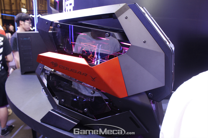 ▲ 중국 유명 프로게임팀 EDG가 무대인사를 진행 중이었다 (사진: 게임메카 촬영)