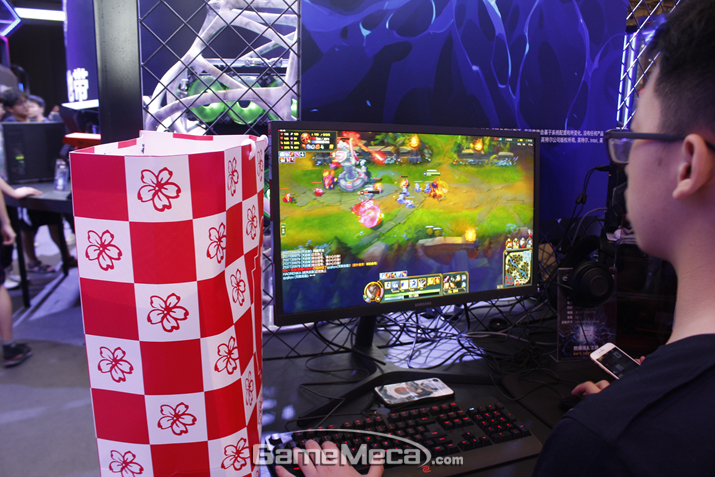 ▲ 뭔가 사람들이 구름떼처럼 몰려 있는데 (사진: 게임메카 촬영)