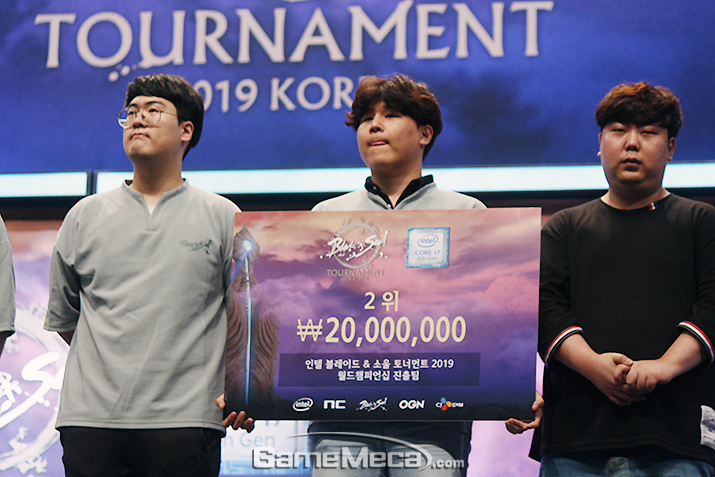 ▲ 생각지도 못한 곳에 몸을 숨기는 생존 전략이 눈길을 끌었다 (사진출처: 경기 생중계 갈무리)