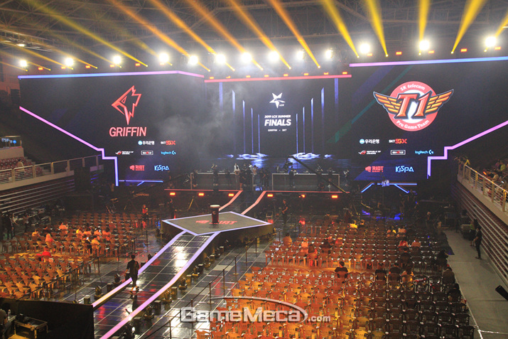 ▲ 2019 LCK 서머 결승전이 열린 화정체육관, 전경은 아니지만 규모의 차이가 느껴진다 (사진: 게임메카 촬영)