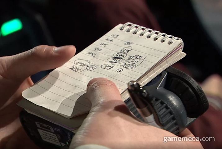 ▲ 진에어 그린윙즈 한상용 감독의 밴픽노트가 클로즈업으로 상세하게 공개되는 초유의 사태가 발생하기도 했다 (사진출처: LCK 스프링 경기 영상 갈무리)