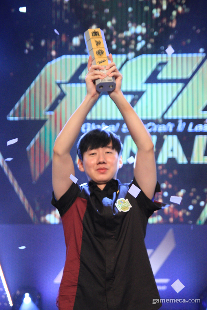 ▲ 이병렬이 우승 직후 트로피를 들어올리고 있는 모습 (사진: 게임메카 촬영)