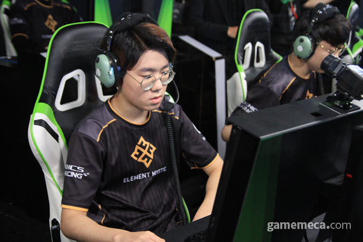 ▲ '스파클' 김영한은 파라와 둠피스트를 이용해 시종일관 적을 괴롭혔다 (사진: 게임메카 촬영)