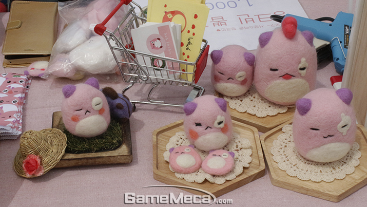 ▲ 올해 5월에 킨텍스에서 열린 네코제 현장에도 '메이플스토리'를 소재로 한 상품 다수가 출품됐다 (사진: 게임메카 촬영)