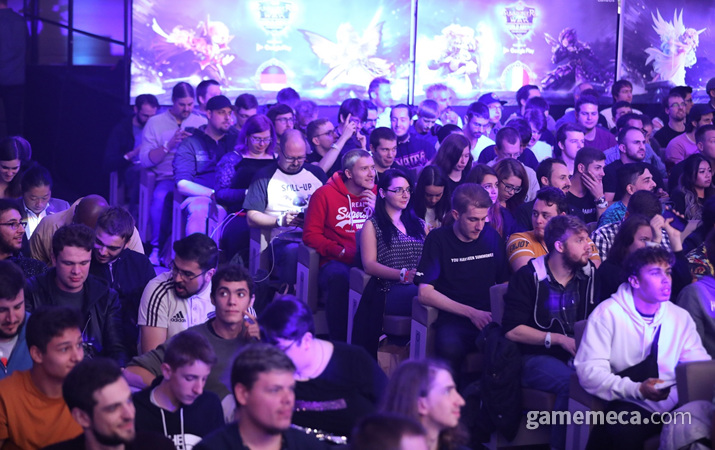 ▲ 대회 주제곡을 부른 플로우식이 공연을 펼치고 있다 (사진제공: 컴투스)