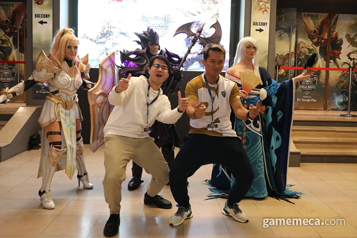 ▲ '주다스'가 팬과 함께 포즈를 취하고 있다 (사진제공: 컴투스)