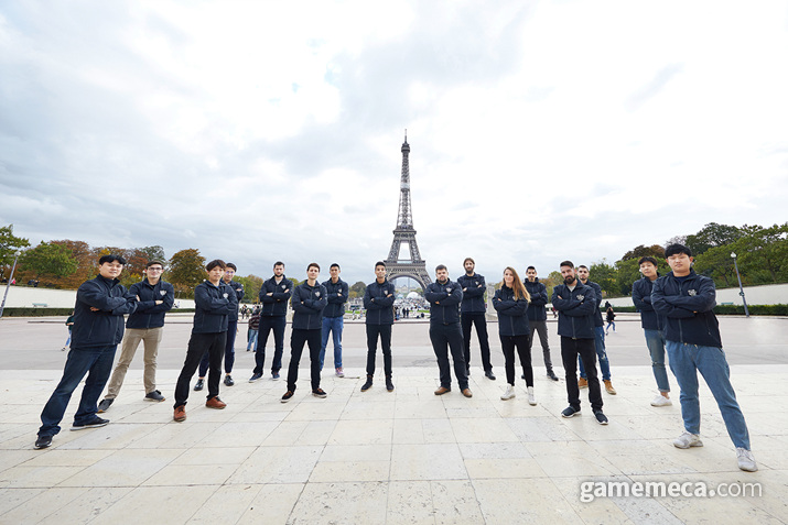▲ 7개국 17명의 해설진도 현장에서 중계를 진행하는 중계진 (사진제공: 컴투스)