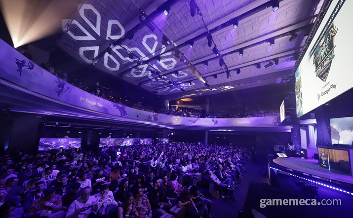 ▲ 아티스트 이날(YNR)이 축하 공연을 진행중이다 (사진제공: 컴투스)