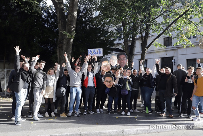 ▲ 포즈를 취하고 있는 팬들 (사진제공: 컴투스)