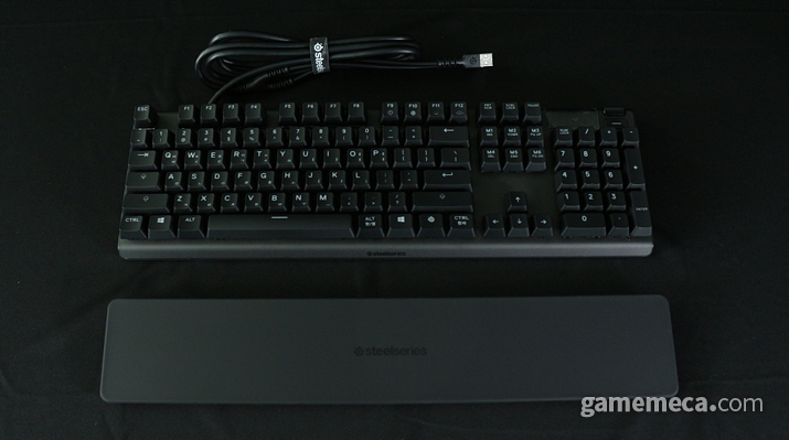 ▲ 겉보기엔 특별함이 없는 심심한 디자인 (사진: 게임메카 촬영)