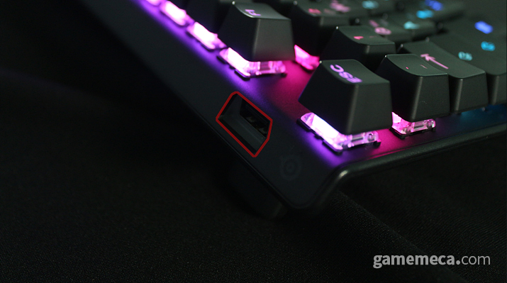 ▲ 뒷면에 USB 포트가 위치한 점은 특이하다 (사진: 게임메카 촬영)