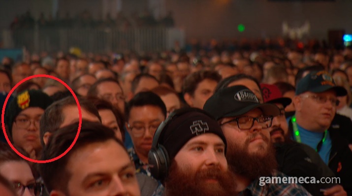 ▲ 중국에 대한 항의로 블리즈컨 현장에 '곰돌이 푸' 뱃지를 달고 참가한 한 관람객 (사진출처: 블리즈컨 생중계 갈무리)