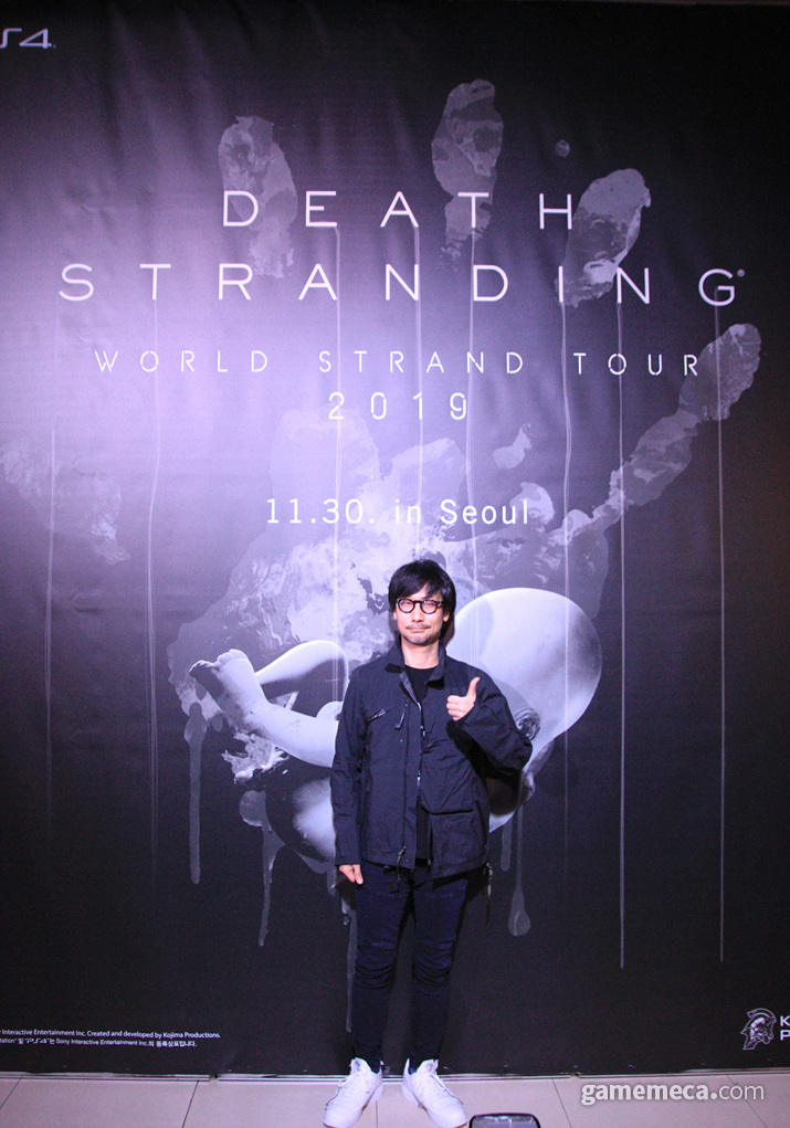 ▲ 푸근한 모습으로 기자회견을 한 코지마 히데오 (사진: 게임메카 촬영)