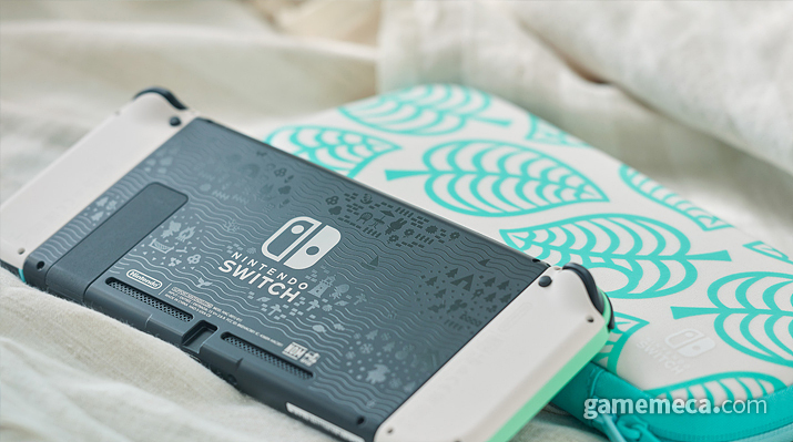 ▲ 본체 후면과 휴대용 케이스 (사진출처: 한국닌텐도 공식 웹페이지)