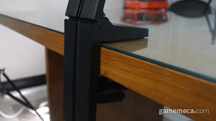 ▲ 책상 끝에 물려서 고정하면 완성 (사진: 게임메카 촬영)