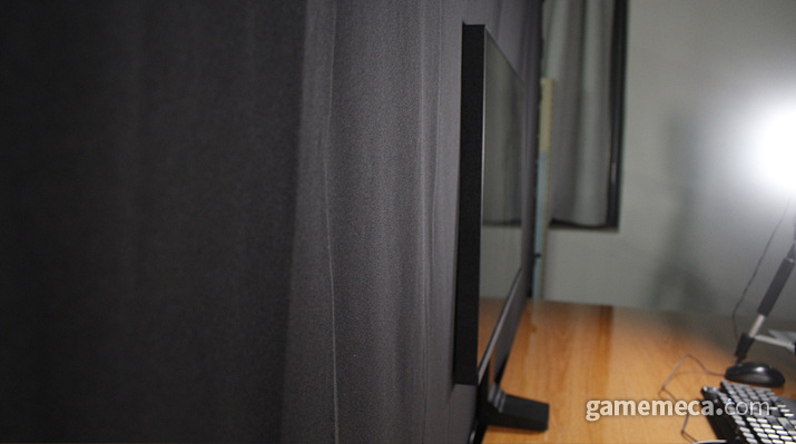 ▲ 벽에 틈 없이 딱 붙어 공간 확보가 쉽다 (사진: 게임메카 촬영)