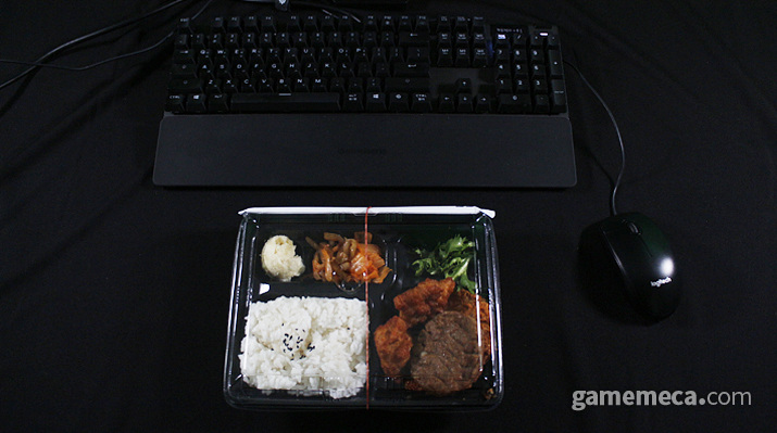 ▲ 모니터를 뒤로 밀고 밥상을 차리면 된다, Easy (사진: 게임메카 촬영)