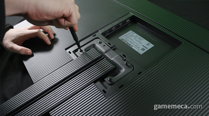 ▲ 조립 방법은 간단, 나사 4개만 돌려 박으면 된다 (사진: 게임메카 촬영)